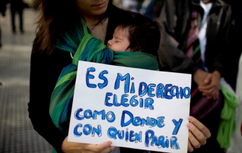 В Аргентине женщины требуют не запрещать роды на дому