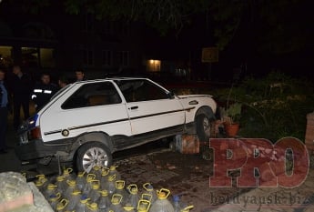 "Таврия" снесла каменный забор и врезалась в припаркованные авто (фото)