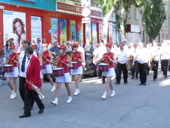 По центру города прошел  марш-парад участников фестиваля «Таврійські сурми» (фото, видео)