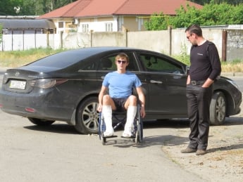 Директор Укрхимпроммаша приехал к проходной в инвалидной коляске (видео)