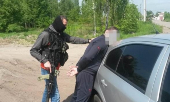 В Житомирской обл. СБУ задержала неонациста, торговавшего оружием из зоны АТО (фото)