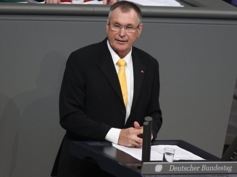 Вице-президент немецкого Бундестага в знак протеста отменил визит в РФ