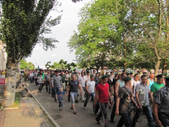 Пограничники пообещали не позорить мундир и прошли по городу грандиозным маршем (фото)
