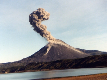 В Японии началось извержение вулкана Кутиноэрабу, объявлен максимальный уровень опасности