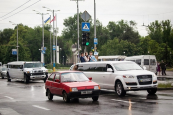 Последний звонок в Запорожье: катание на лимузинах и купание в фонтане (фото)
