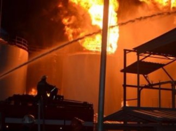 Пожар на нефтебазе под Киевом разрастается (видео)