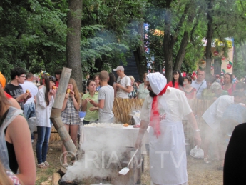 Горожане съедят полторы тонны варенья во время фестиваля «Черешнево»