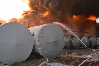 Ситуация на нефтебазе усложнилась, пожар усиливается, - журналист (видео)