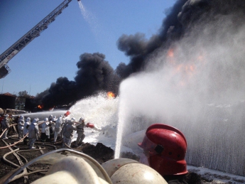 Утром 12 июня на нефтебазе под Киевом горят три резервуара, - ГосЧС