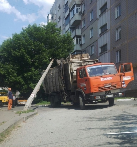 В Запорожье мусоровоз повалил столб (фотофакт)