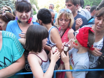 На черешневом фестивале съели тысячи порций мороженного с вареньем (фото)