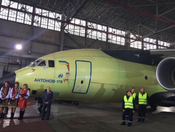 Во Франции на авиационной выставке сегодня будет представлен украинский Ан-178, - Порошенко