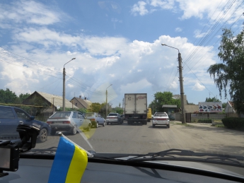 Донецкие ремонтники устроили затор на дороге (видео)