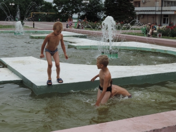 Детвора купается прямо в фонтане в центре города (фото)