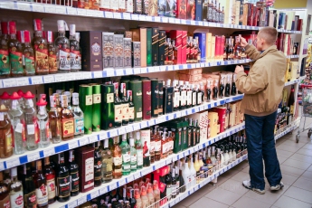 Минфин предлагает повысить размер минимальных розничных цен на алкоголь на 25-35%