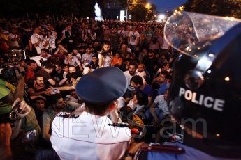Во время разгона демонстрации в Ереване пострадали представители СМИ, - журналист (видео)