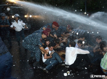 Во время разгона демонстрации в Ереване задержано более 200 человек, - журналист (видео)