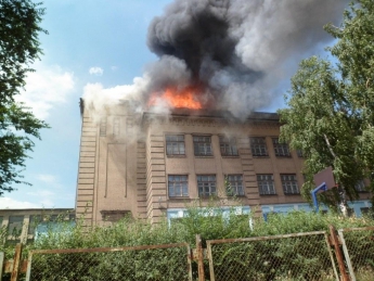 Школу подожгли строители