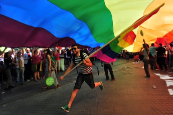 В Стамбуле полиция применила слезоточивый газ и водометы против участников ЛГБТ-шествия