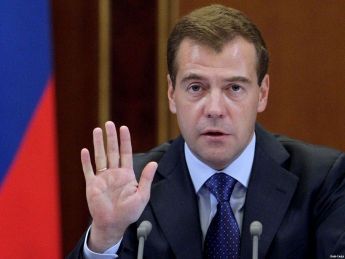 Медведев: Ситуация в экономике РФ остается сложной, финансовые рынки для России закрыты