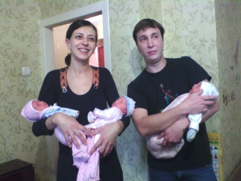 Семья, в которой родилась тройня, справит новоселье в августе