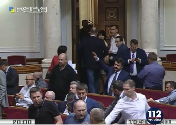 "Радикальная партия" и "Самопомич" покинули зал парламента в знак протеста против голосования по закону о прокуратуре