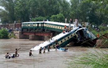 В Пакистане поезд упал в воду, погибли 17 военных