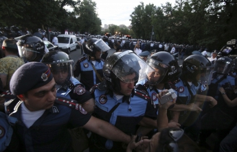 Полиция Еревана предупредила, что не позволит протестующим продвигать баррикаду (видео)