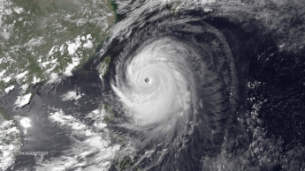 В Китае эвакуировали 100 тыс. человек из-за надвигающихся на восточное побережье двух тайфунов