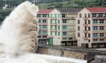 Мощный тайфун "Чан-хом" обрушился на восточное побережье Китая (фото)