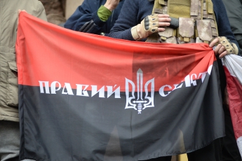 В Днепропетровске возле здания МВД около 50 членов "Правого сектора" установили палатку (фото)
