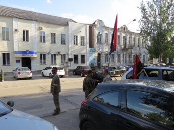 Правый сектор организовал бессрочную акцию протеста под стенами горотдела милиции (фото)