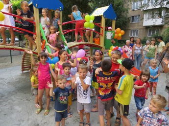 Первый детский городок торжественно открыли во дворе девятиэтажек (видео)