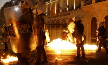 Протестующие против условий нового кредита ЕС греки забросали полицию зажигательными смесями (фото)