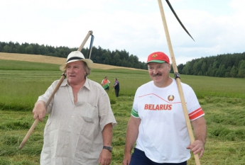 Как Лукашенко и Депардье траву косили (фото, видео)