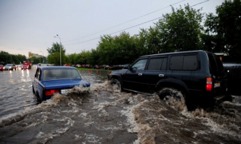 Ливень в Москве затопил улицы и дороги, есть жертвы (фото, видео)