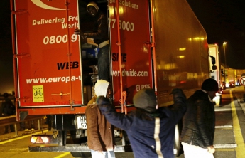Около 2 тыс. мигрантов пытались пробраться в Британию по тоннелю под Ла-Маншем