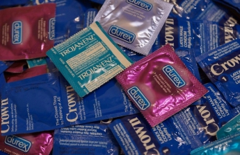В России предлагают ограничить закупку иностранных презервативов и костылей