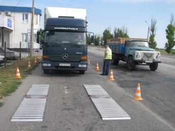 В Запорожской области снова взвешивают грузовики (фото)