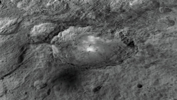 NASA опубликовало "видеоэкскурсию" по поверхности Цереры