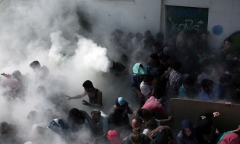 На греческом острове Кос полиция применила дубинки в столкновениях с мигрантами (фото)