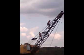 Подростки ныряют со строительного крана в смертельно опасное озеро (видео)