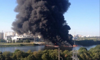 В Москве горит нефтепровод на Москве-реке (фото, видео)