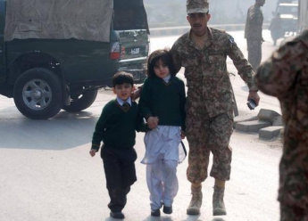 К смертной казни приговорены 6 боевиков, захвативших в декабре прошлого года школу в Пакистане