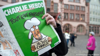 Родственников пассажиров пропавшего Boeing оскорбили появившиеся в Charlie Hebdo карикатуры