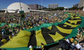 Протесты в Бразилии: десятки тысяч человек требуют импичмента президента Дилмы Русеф (фото)
