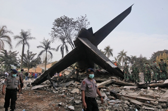 На месте крушения самолета в Индонезии спасатели обнаружили 38 тел