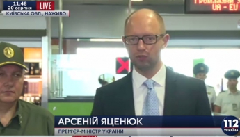 Яценюк пообещал, что проверка документов на границе будет длиться не больше 10 секунд (видео)