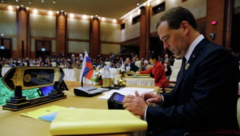МИД Японии рассмотрит перенос визита своего главы в РФ из-за "неприемлемого" визита Медведева на Курилы
