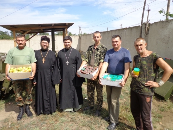 Священники передали военнослужащим мед и фрукты (фото)